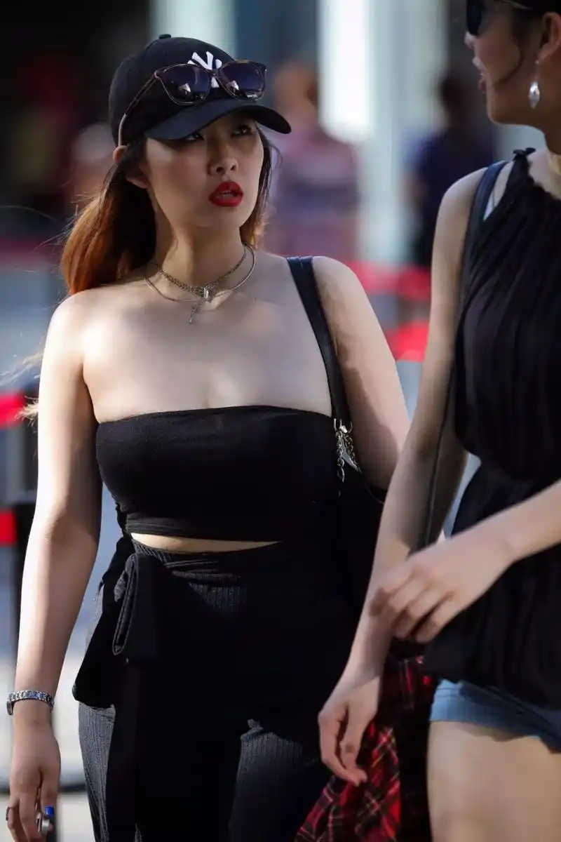 街拍:身材丰腴的小姐姐身穿抹胸连衣裙,秀出独特的气质