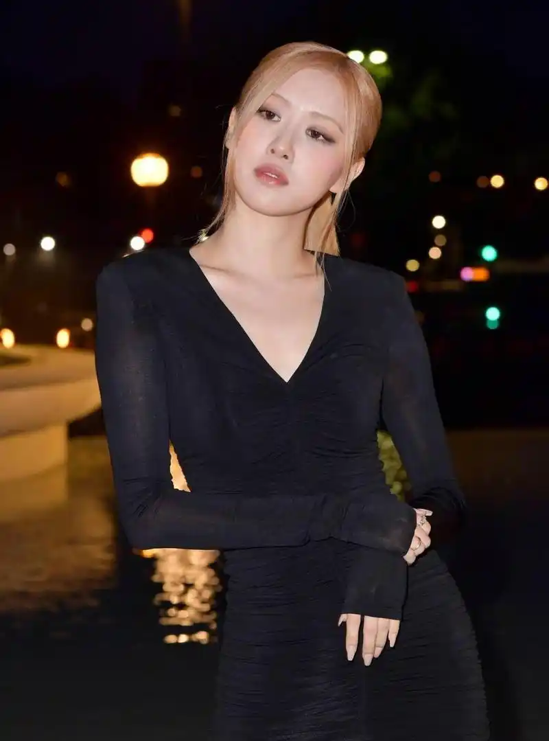 朴彩英大长腿太绝,穿黑丝袜皮肤白到发光.