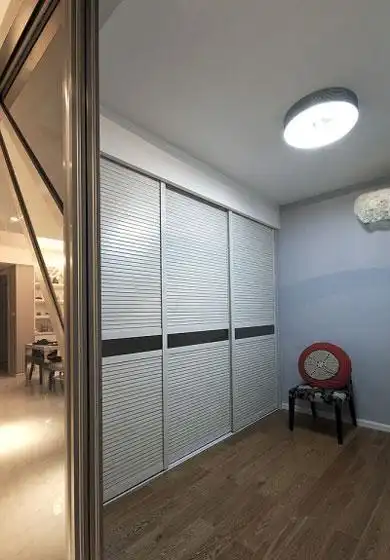 白色百叶门移门衣柜效果图片