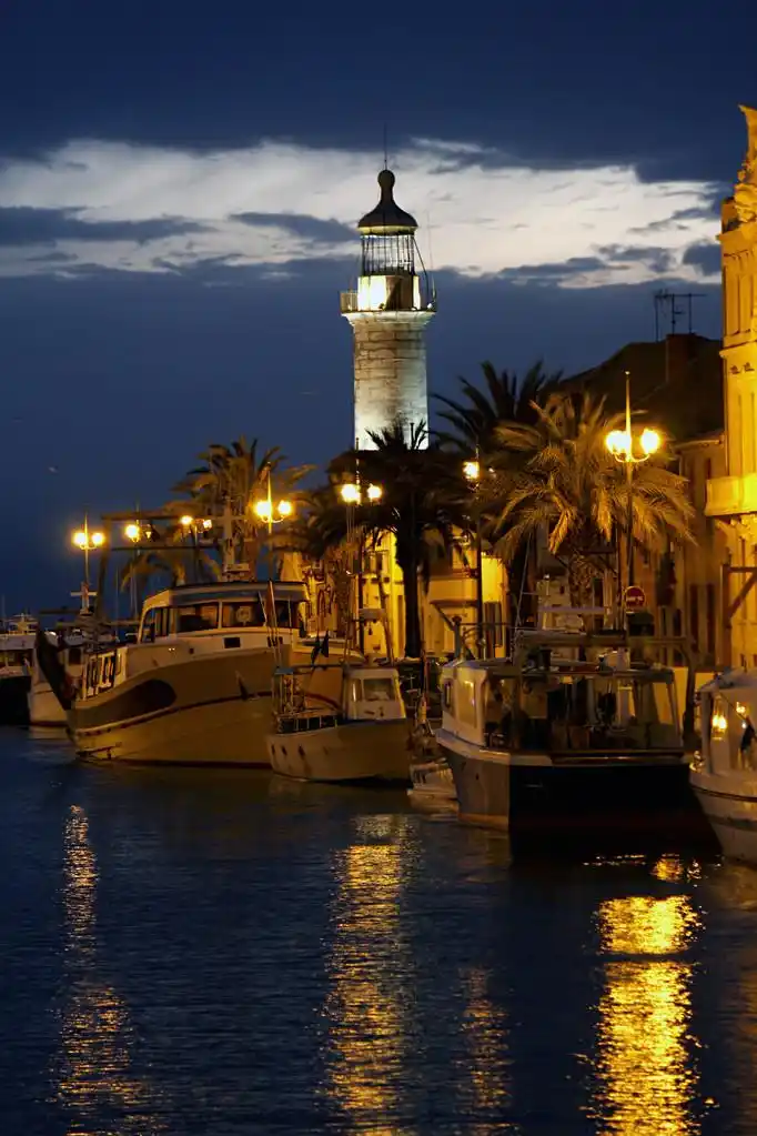 灯塔,灯塔占据了港口入口在这好它夜