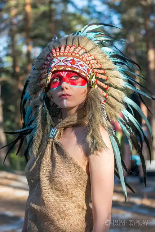 穿衣服的女子和着色在树林里的美国印第安风格