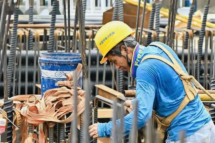 工人在为高边坡拱架注入混凝土在项目惠州西服务区,高边坡拱架浇筑如