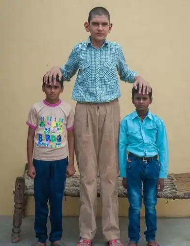 印度8岁小巨人身高近2米手持球同龄人跳起够不着