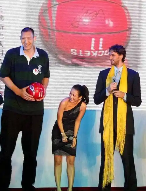 2米35孙明明:打球时名声不显,退役后功成名就,娶娇妻人生圆