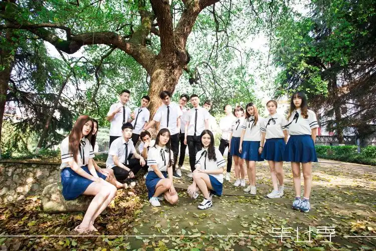 湖南高校大学生拍个性"毕业照"