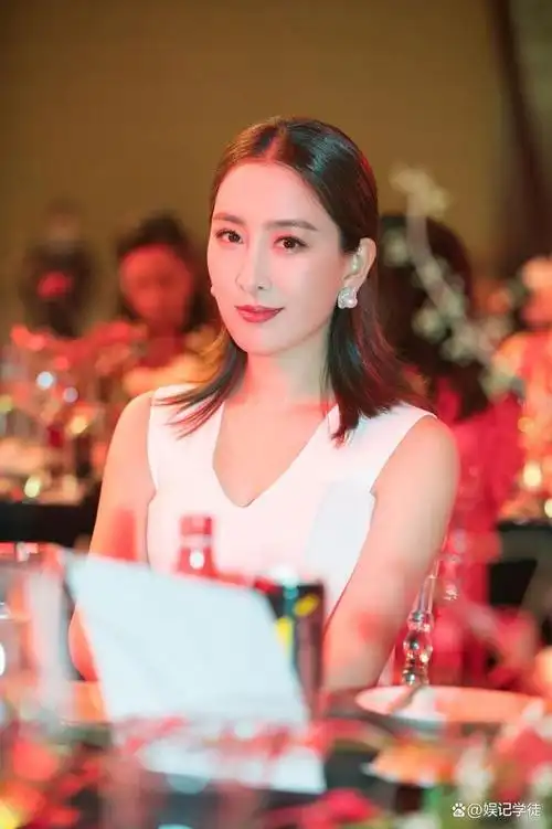 马苏这次确实有点自信过头了!穿吊带裙秀身材,被嘲膀大腰圆