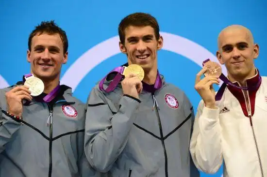 图文-菲尔普斯200米混合泳摘金 三强合影