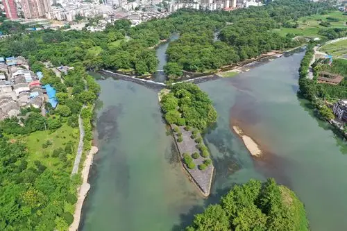 位于广西兴安县的灵渠是世界上保存最完整的古代水利工程之一,至今仍