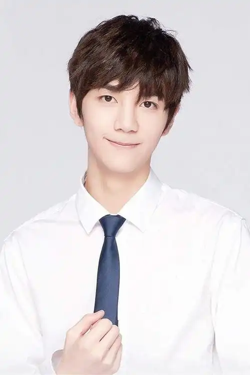 张镐濂出道后帅出新高度穿一身黑衣高冷神秘精致五官太像洪欣