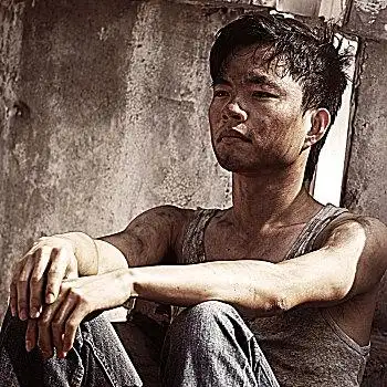 搬砖工人靠墙休息