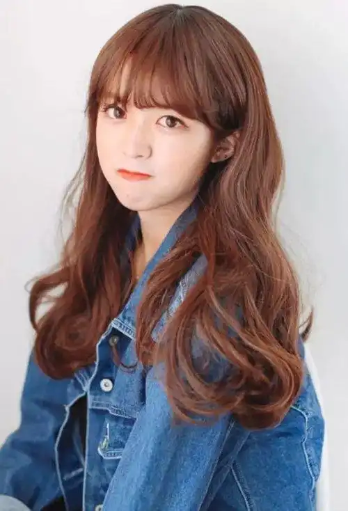 圆脸女生适合烫什么样的发型 自然出众的小女生中长卷头发