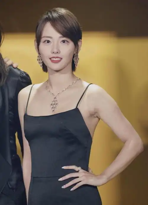 张嘉倪才是短发尤物穿细吊带连衣裙开高叉身材比例太吸睛