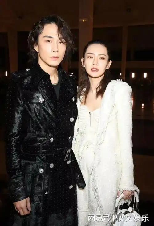 40岁戚薇现身香港迪士尼与美国老公李承铉秀恩爱夫妻感情甜蜜