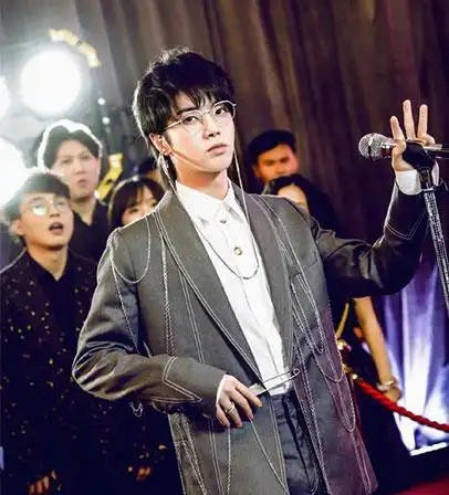 华晨宇个人资料简介-华晨宇出场费多少-华晨宇代言费_星灿文化