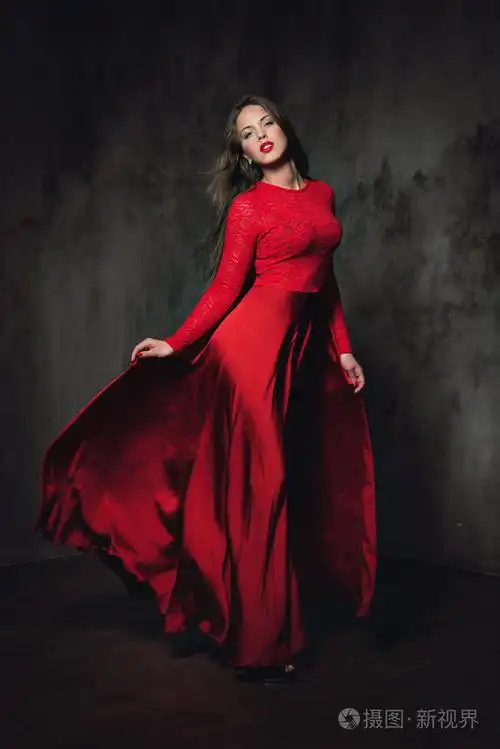 性感的年轻女人,穿着飘飘红衣裙