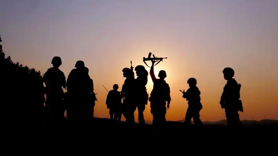 夕阳下的身影是中国军人无悔的青春!