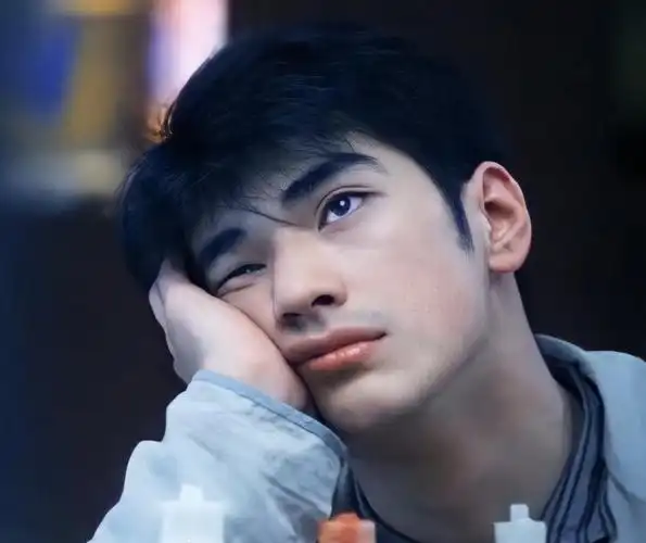 21岁,1994年上映的《重庆森林》金城武一抬眼明显双眼皮折痕