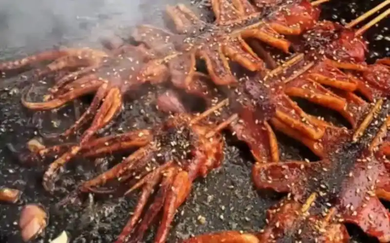 火爆大鱿鱼 看着就好吃 十块钱一个