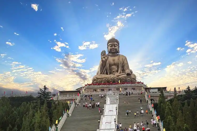 南山大佛释迦牟尼坐佛造像,选材锡青铜铸造,大佛高38.66米,重380吨.