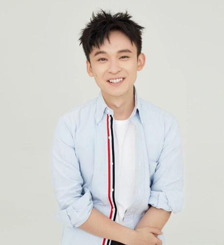 董子健生日写真曝光身着浅蓝色衬衫笑容灿烂