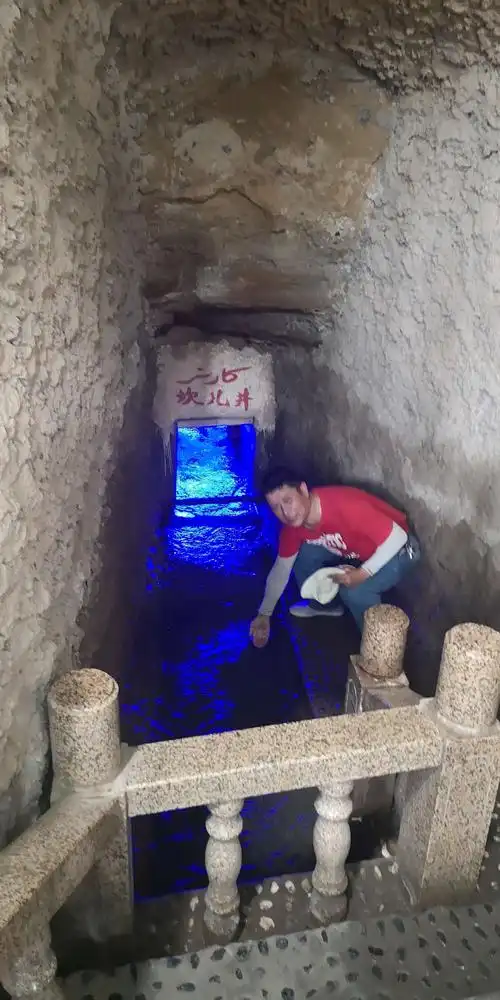 吐鲁番坎儿井……竖井加横井,引天山之水,灌溉吐鲁番的庄园.