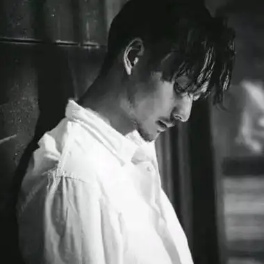 男生头像成熟稳重黑白