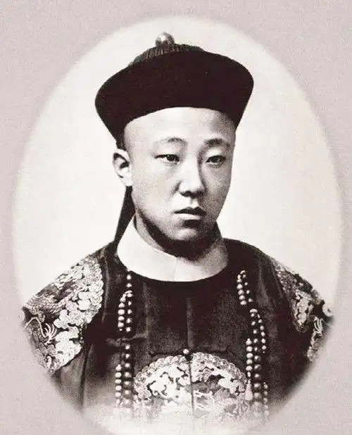 晚清老照片:小太监不听话被用私刑,最后一张是光绪皇帝真实照片