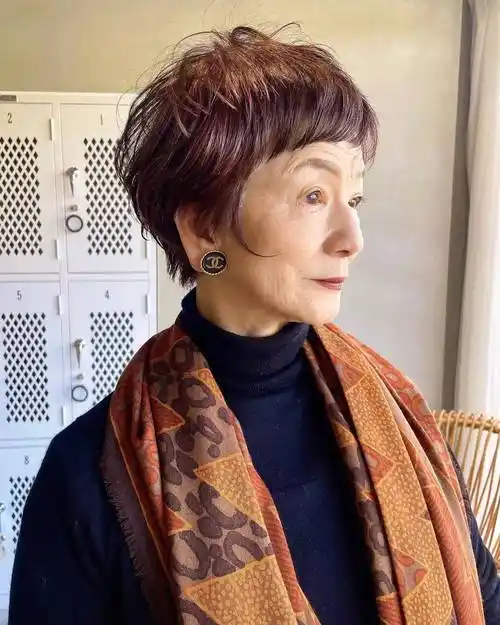 女人过了60岁后别乱烫发!