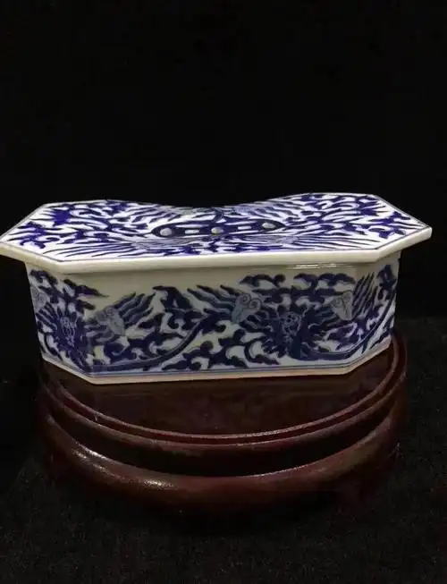 💙 探索清早期青花瓷枕的美丽,这款瓷枕以其独特的缠枝莲八方双钱