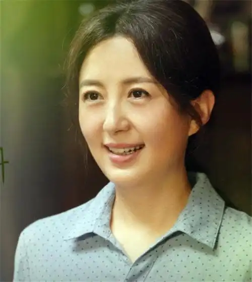 28岁走红的杨童舒,疑似未婚产子生父成谜,如今45岁与儿子相伴