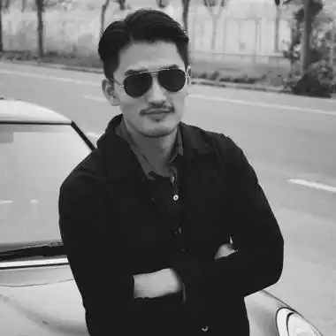 木兮:成熟魅力大叔黑白头像/这人间疾苦