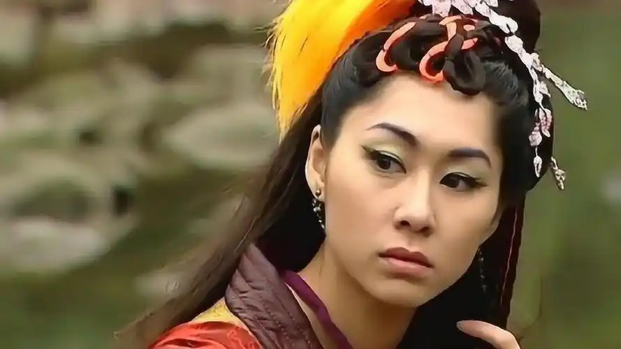 搜神传:迦楼罗光脚就踩在地上了,干将看到立马乖乖缩回了剑里!