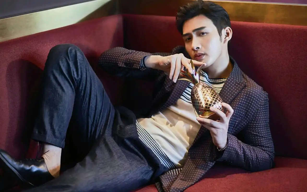 儒雅型男张彬彬帅气逼人写真桌面壁纸