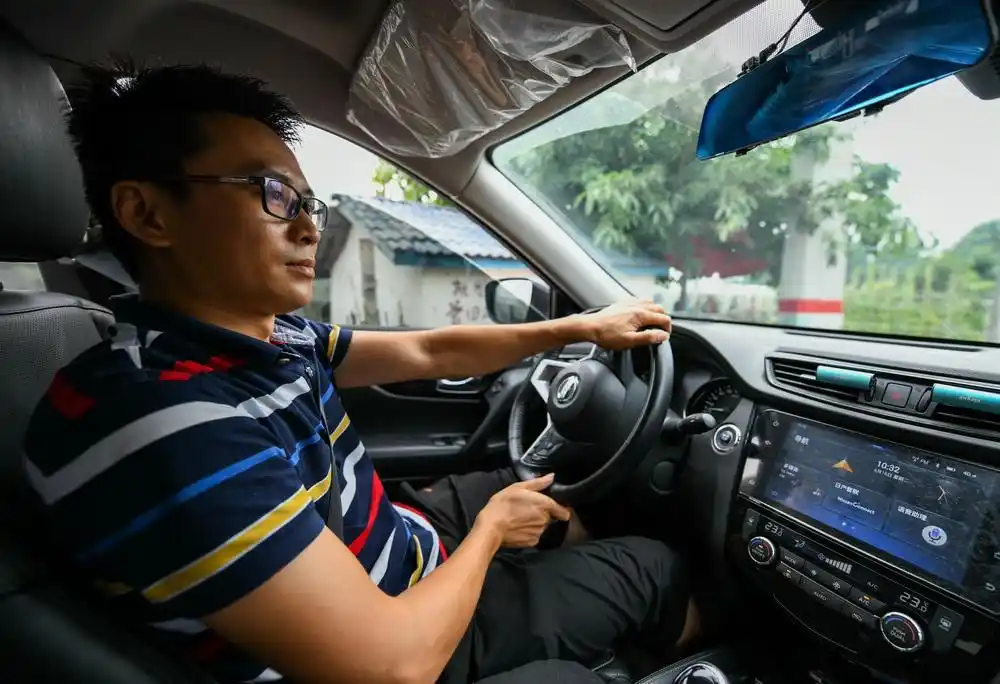 在四川省眉山市彭山区果园村,张雄开车驶往自家的葡萄园(6月16日摄).