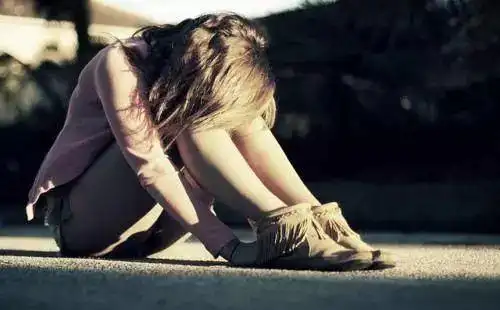 心里堵得慌难受压抑想哭的句子停车被堵开不出的说说