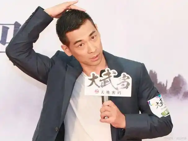 虚伪的赵文卓:自称专情地热爱梅艳芳,却在不同女人之间徘徊