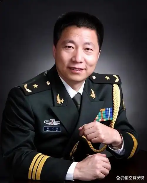 他在2008年被晋升为少将,尽管当时已43岁,但外界仍视其为"火箭式"晋升