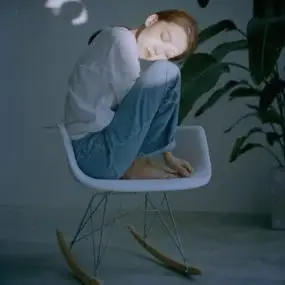 孤独女生头像背影蹲着高清孤独伤感的女生蹲着背影头像图片