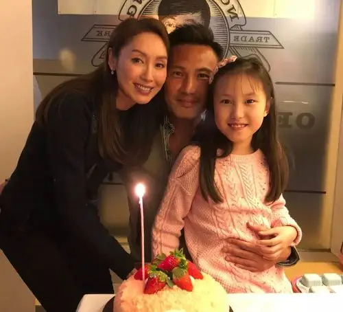 48岁郭可盈公开秀恩爱,紧抱老公林文龙手臂,露出甜美笑容|郭可盈