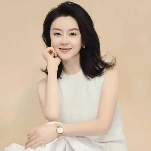 沈婷毕业于上海戏剧学院主持艺术系,mfa(艺术硕士),国家一级播音员.