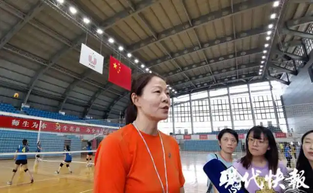 这里面就包括 3 名来自中国药科大学的女排姑娘和她们的教练张寒