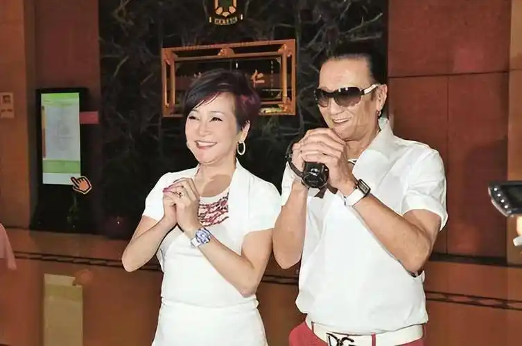 谢贤:两婚两离,曾给小女友2000万分手费,87岁还为儿女操心_甄珍_嘉玲