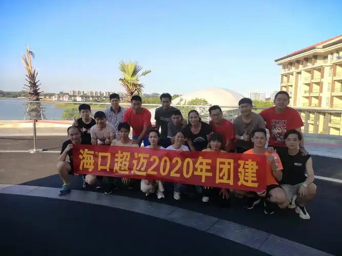 到达酒店大堂集合全体合照