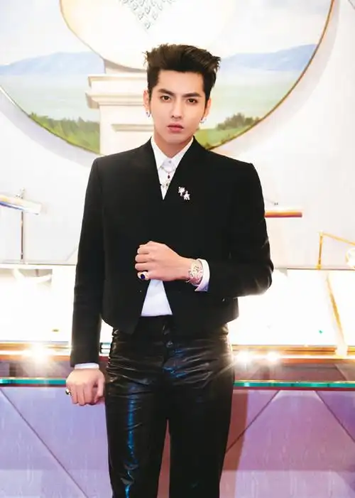 吴亦凡穿黑色西装,下搭一条黑色皮裤,也就他能穿出好气质!