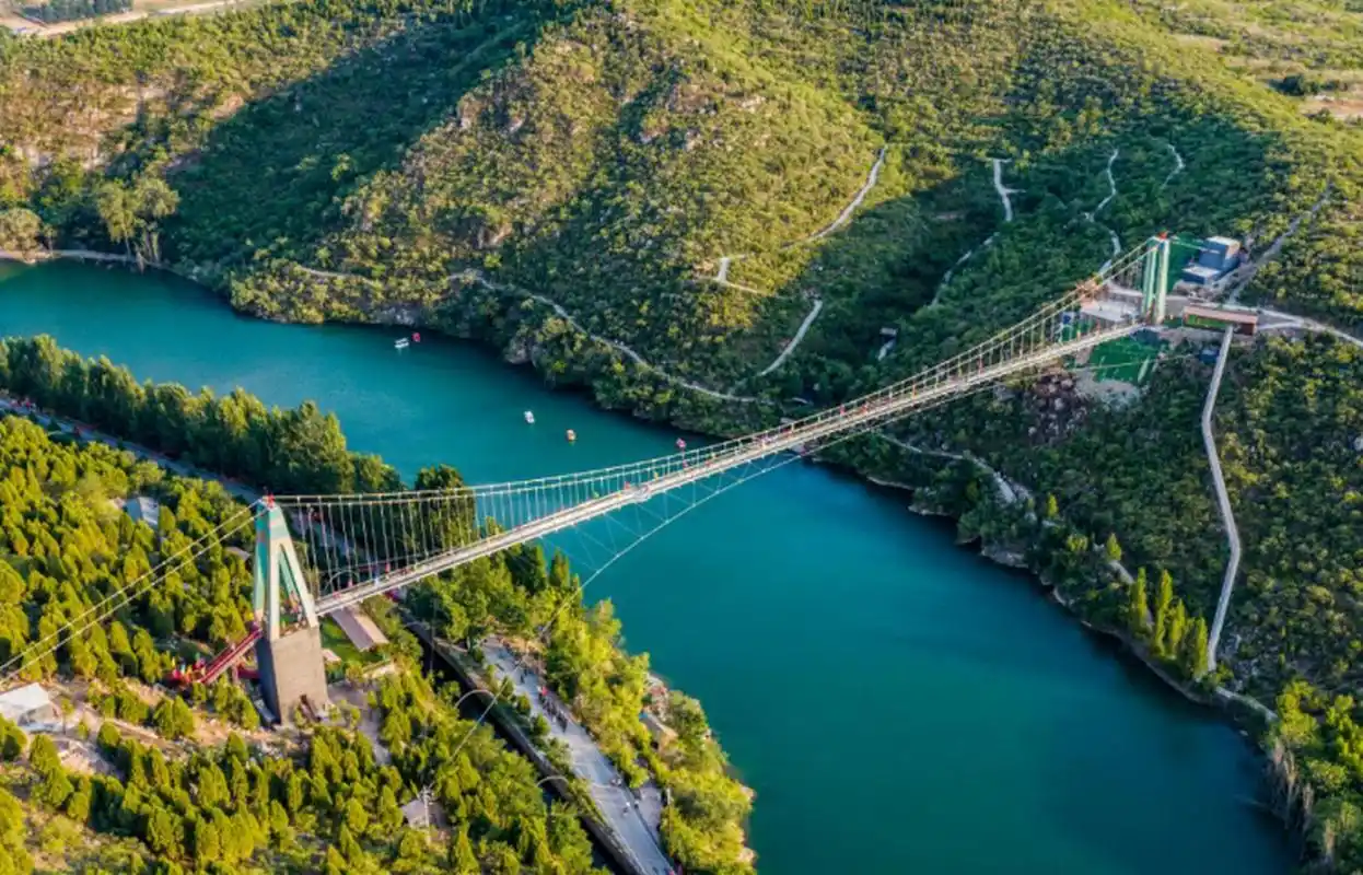 万泉湖位于河南省林州市,是淇,淅两河的交汇处.