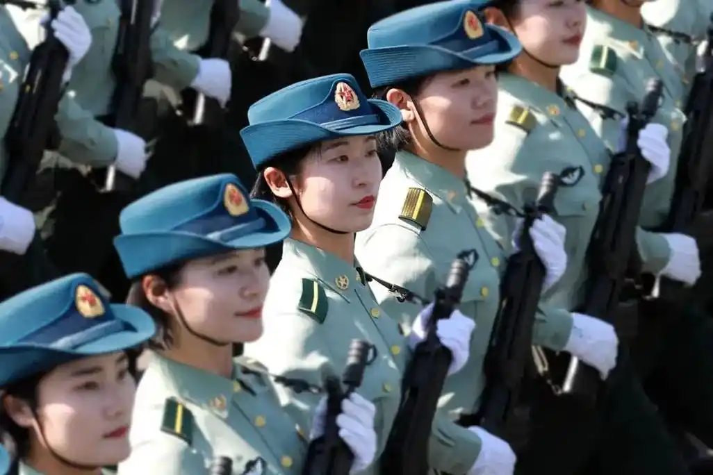 《导弹女兵》长发和红妆离我远去 从军走进迷彩的军旅 战争从来 - 抖