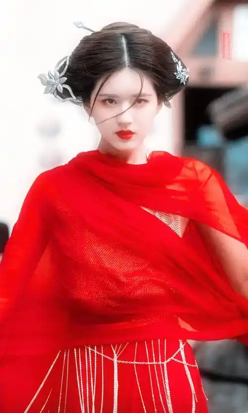 在《传闻中的陈芊芊》里,赵露思饰演的陈芊芊,一出场就是一袭红衣,那