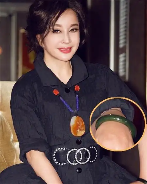 刘晓庆一组普通的营业照,带着价值连城的玉石首饰,浑身都透着雍容高贵