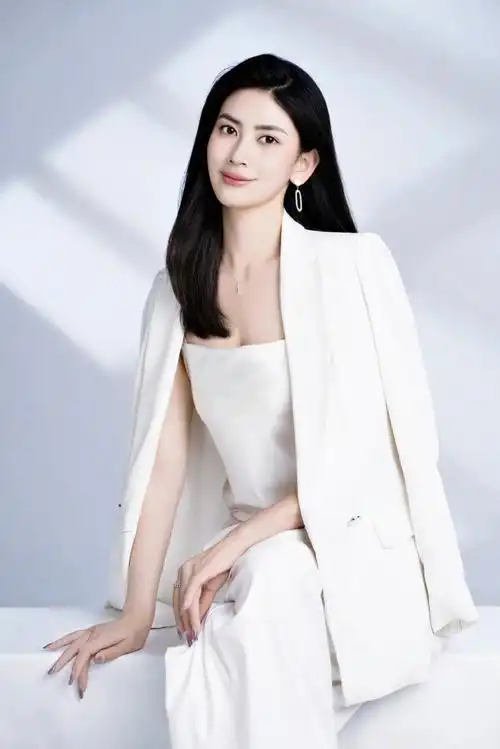 92最近很满意的形象照~  92主持人的专属气质这一块拿捏住了