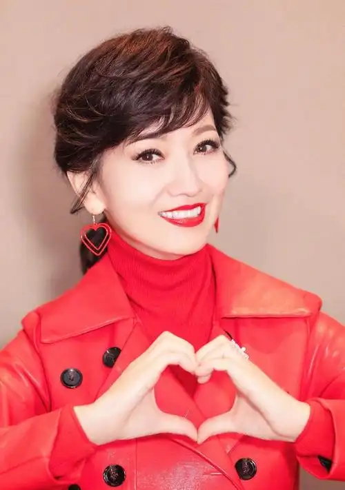 65岁赵雅芝近照,皮肤白皙气质优雅如少女,腰部以下暴露了年龄!